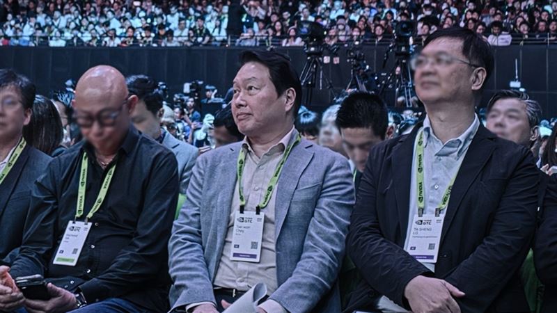 台灣新聞通訊社-不只親哥哥黃仁傑力挺!SK崔泰源也在台下聆聽黃仁勳演講