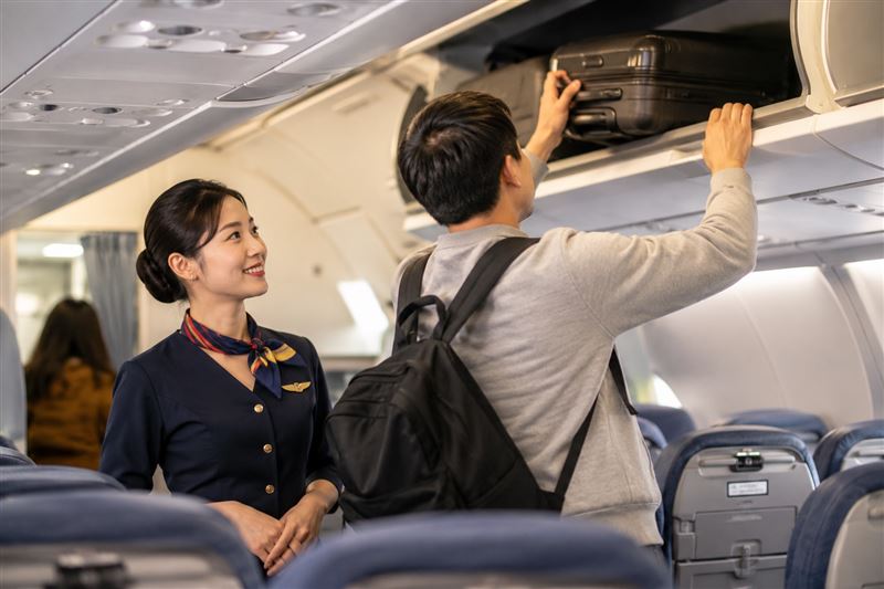 台灣新聞通訊社-空姐沒告訴你的事！是否經常搭機，根據登機「一習慣」即可判斷