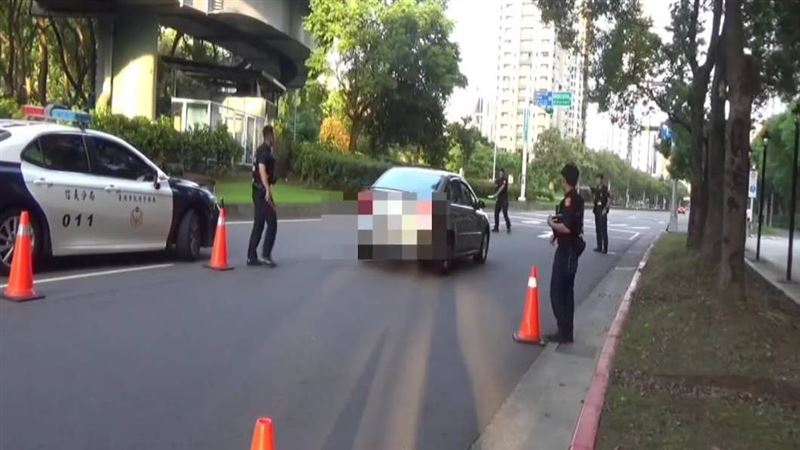 台灣新聞通訊社-車停紅白結界罰3.6萬?高雄警急闢謠:那是假的!亂傳恐被罰