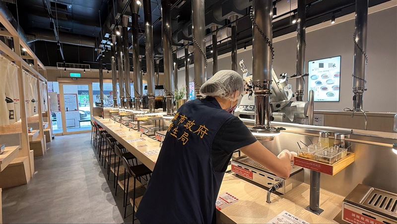 台灣新聞通訊社-直擊泡沫烤盤還漏水!高雄燒烤店遭衛生局突襲揪5缺失…最重恐罰2億