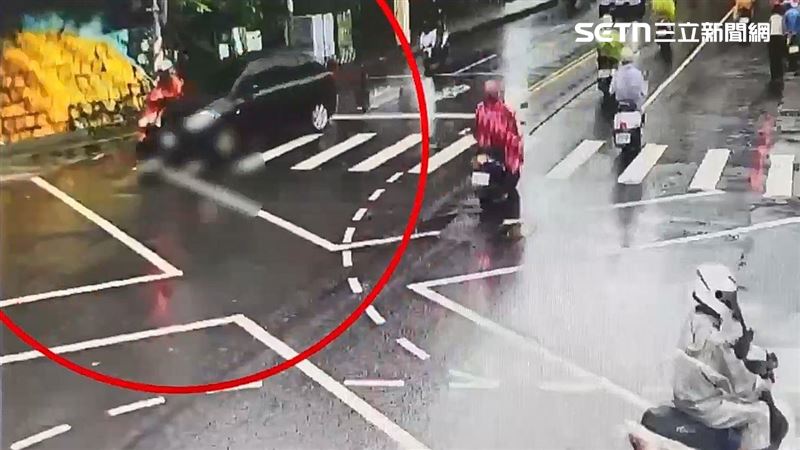 台灣新聞通訊社-快訊/高雄嚴重車禍!轎車右轉停車場撞機車…51歲男摔飛無生命跡象