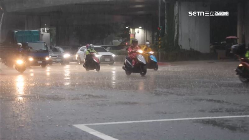 台灣新聞通訊社-新/大雨繼續下!高雄宣布豪雨假:明5區停班課