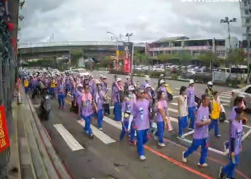 台灣新聞通訊社-酸民一路跟拍繞境　「濟顛禪師」當場狂語開嗆：我們也不想紅，越黑越紅
