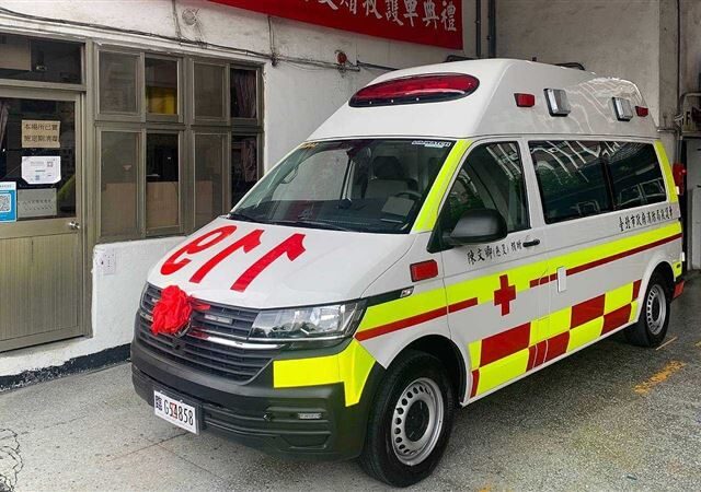 台灣新聞通訊社-快訊／與死神擦身！台中婦碰撞水泥車「人車倒地」手腳骨折急救中