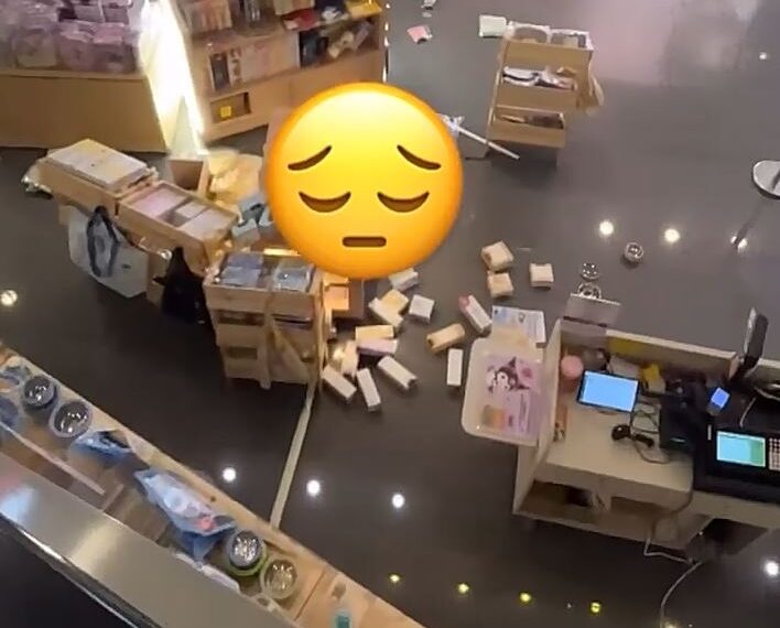台灣新聞通訊社-快訊/苗栗男抓狂衝百貨鬧事!「砸商品、咬櫃員」嚇壞路人…遭強制送醫