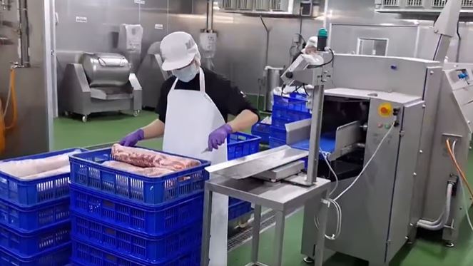 台灣新聞通訊社-遭傳排骨用素肉 鬍鬚張再秀「內部設備」澄清:可來參訪交流