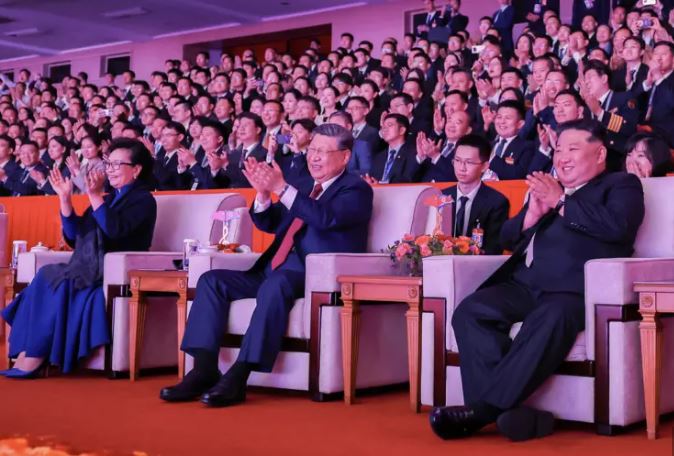 台灣新聞通訊社-習近平戴眼鏡亮相！北韓官媒公開照片　日媒：超罕見