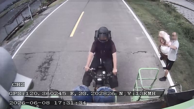 台灣新聞通訊社-台南離奇車禍!男追撞垃圾車「人噴飛摔進後斗」…尷尬畫面曝光