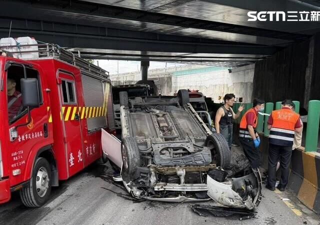 台灣新聞通訊社-失控自撞分隔島！水源快速道路翻車事故　47歲男命大四肢擦傷