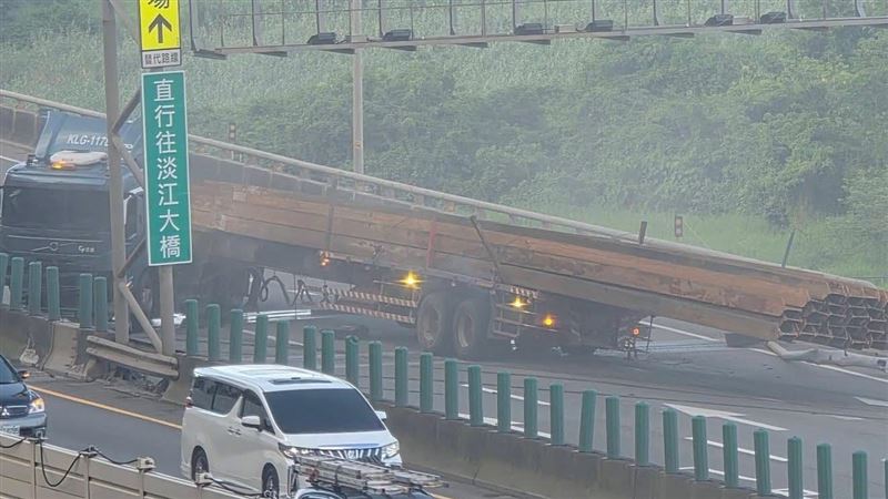台灣新聞通訊社-快訊/台64線嚴重車禍!大貨車自撞「折甘蔗」卡2車道 下班車流堵1公里