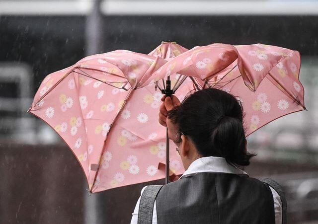 台灣新聞通訊社-不斷更新／豪雨強襲！新竹市、竹北市中午12點停班課　5鄉鎮宣布了