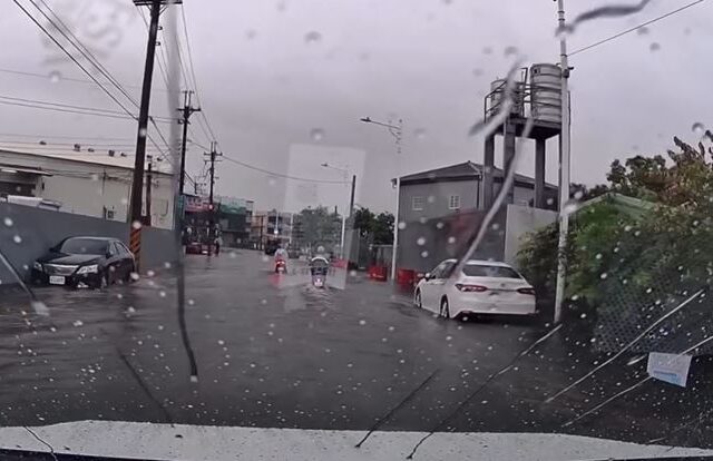 台灣新聞通訊社-暴雨狂襲台中結界失效！雷雨聲震窗戶民眾驚醒徹夜難眠