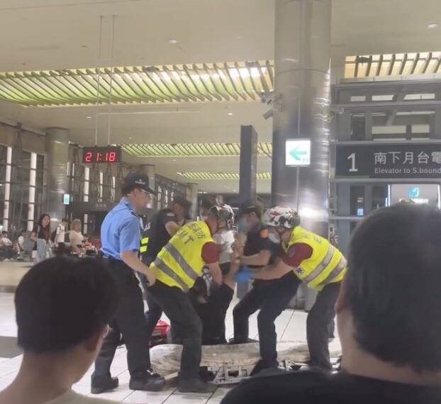 台灣新聞通訊社-男子高鐵抓狂被壓制！「搖滾區」乘客淡定吃海苔　網笑：看戲還有東西吃