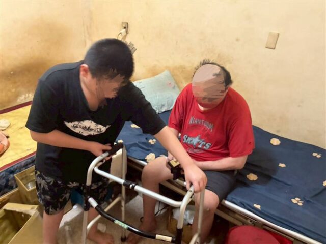 台灣新聞通訊社-獨家／11歲孝子照顧全家太懂事！毒駕毀父人生　家貧一度靠剩飯剩菜續命