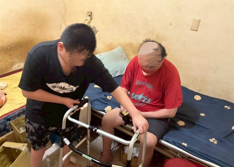 台灣新聞通訊社-獨家/11歲孝子照顧全家太懂事!毒駕毀父人生 家貧一度靠剩飯剩菜續命