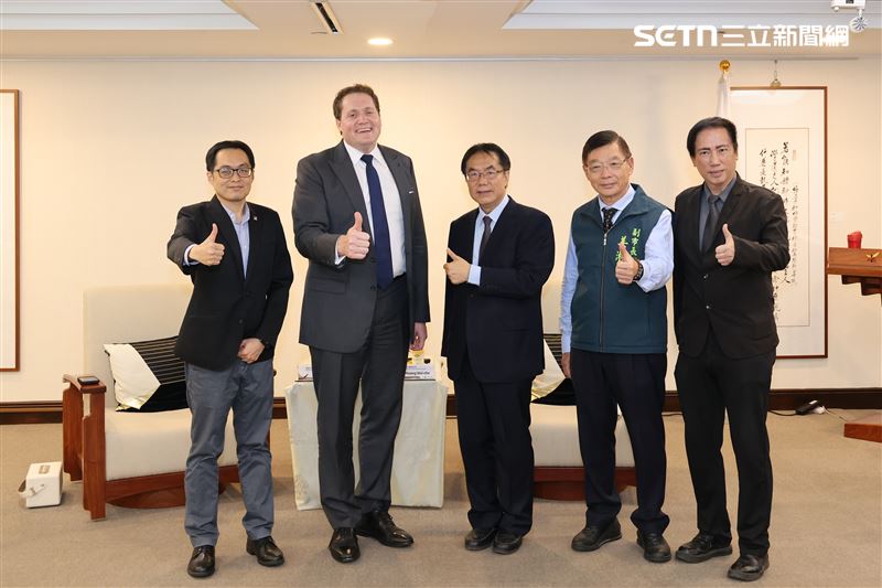 台灣新聞通訊社-AIT高雄分處長張子霖辭別 黃偉哲不捨:台南土會黏人