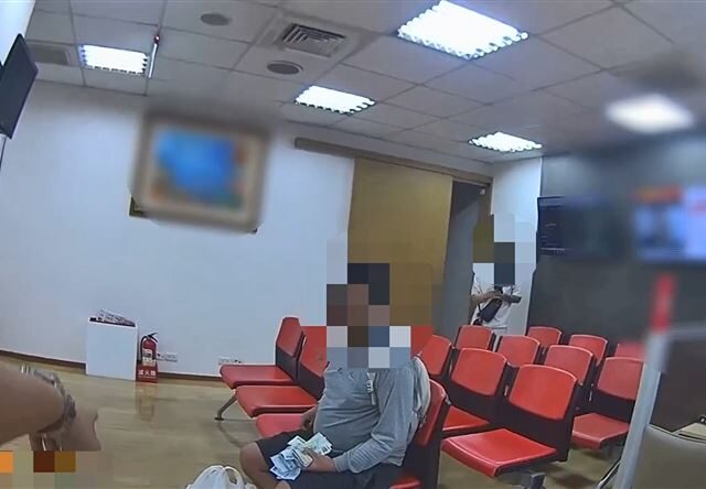 台灣新聞通訊社-想坐牢吃免錢飯！板橋男搶銀行得手40萬不跑　待現場數鈔遭逮畫面曝光