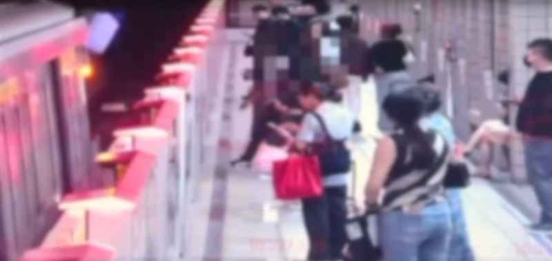台灣新聞通訊社-行李箱丟「進站中捷運」秒逃跑!外國情侶吵架害停駛 乘客超傻眼