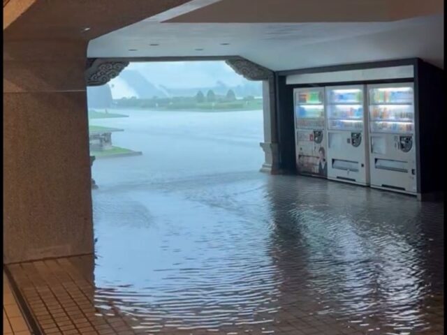 台灣新聞通訊社-雙北暴雨！中正紀念堂慘變大水塘 網酸蔣萬安：快救阿祖