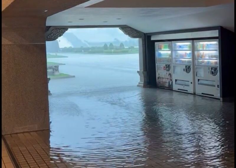 台灣新聞通訊社-雙北暴雨!中正紀念堂慘變大水塘 網酸蔣萬安:快救阿祖
