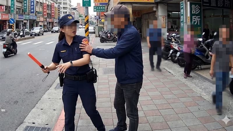 台灣新聞通訊社-美到讓人犯罪?假借問路「性騷女警」噁男落網遭起底是慣犯…下場曝光