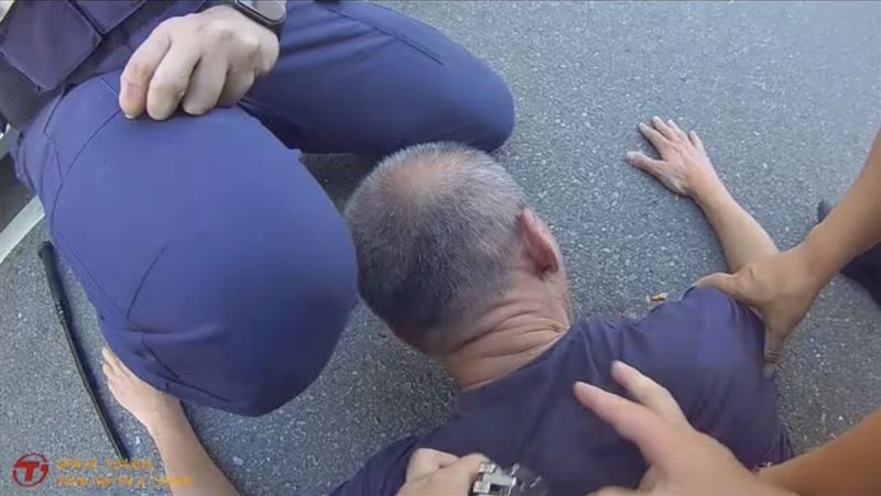 台灣新聞通訊社-台中通緝毒駕男藏3槍！遭盤查「拉滑套瞄準」抵抗　勇警空手奪槍掛彩