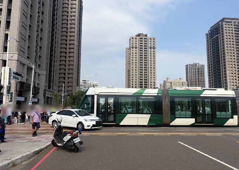 台灣新聞通訊社-轎車闖紅燈撞高雄輕軌遭法辦　捷運公司也擬求償