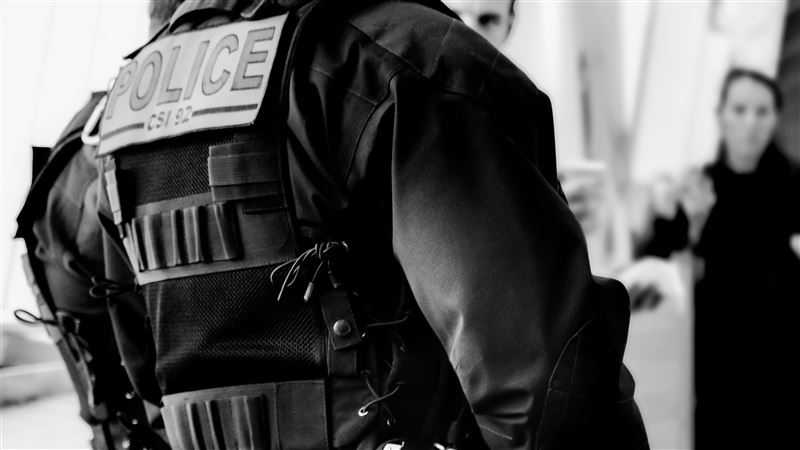 台灣新聞通訊社-喊9次不能呼吸！他遭刺穿心臟哀求「不能呼吸」警反銬害慘死