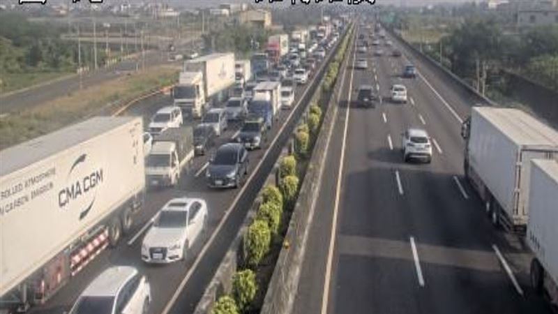 台灣新聞通訊社-快訊/上班注意!國道事故占2車道、回堵5公里…慘變大型停車場