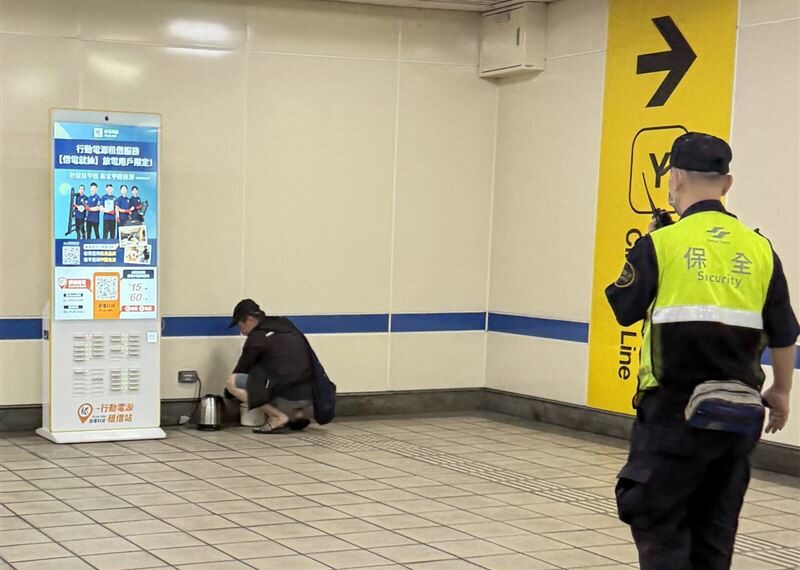台灣新聞通訊社-把北捷當自己家?黑衣男蹲角落「偷電煮泡麵」畫面曝 網看傻:太瞎