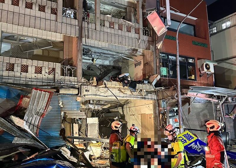 台灣新聞通訊社-快訊/半夜被炸醒!竹市便當店「瓦斯氣爆」2命危 救援畫面曝光