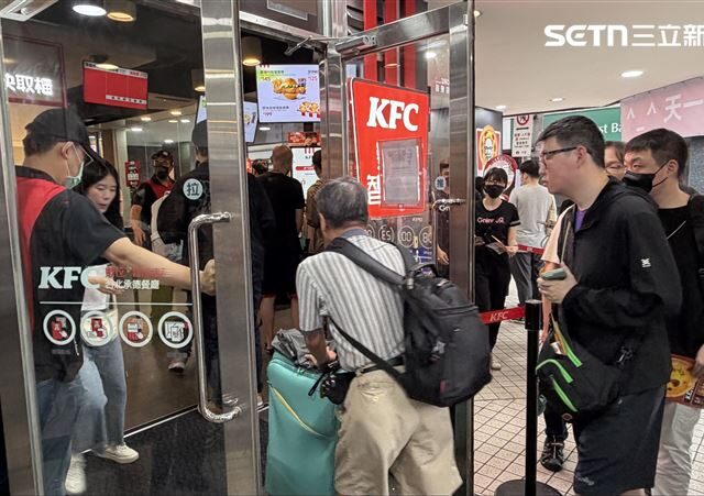 台灣新聞通訊社-直擊／冒雨瘋搶！肯德基「蛋撻專賣店」只開1天人潮爆　蛋撻鹹粥超夯