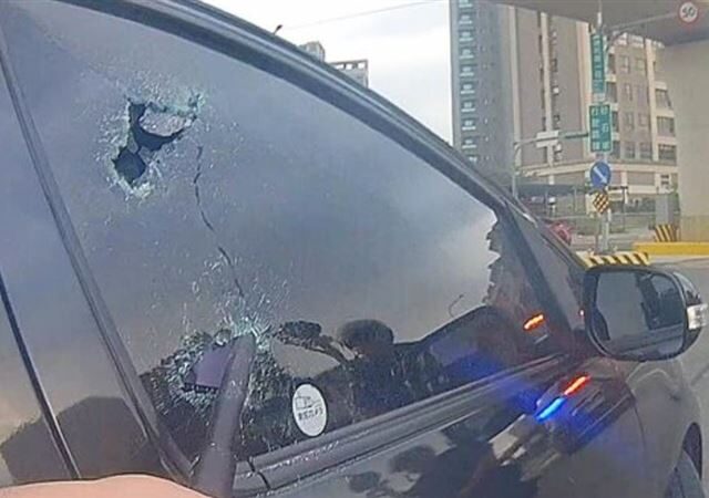 台灣新聞通訊社-桃園男駕車突胸悶昏厥！2警「警棍破窗」與死神拔河　緊急送醫搶回一命