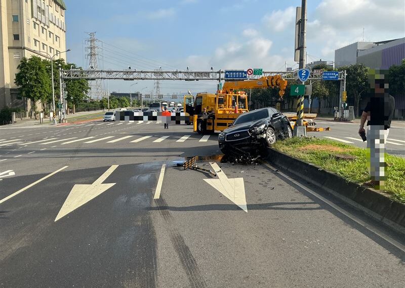 台灣新聞通訊社-北市士林小客車突失控！自撞分隔島「半截底盤翹起」車殼碎一地