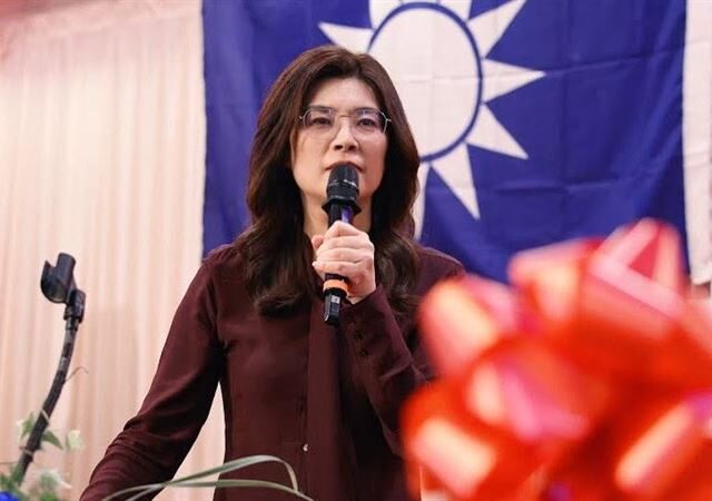 台灣新聞通訊社-鄭麗文稱習近平的手「柔軟的像雲朵」！在場的人全傻眼　他吐1句酸爆
