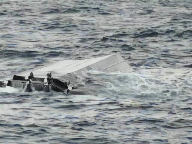 台灣新聞通訊社-澎湖遊艇遭巨浪襲擊翻覆！4人東吉海域落水　漁船馳援營救