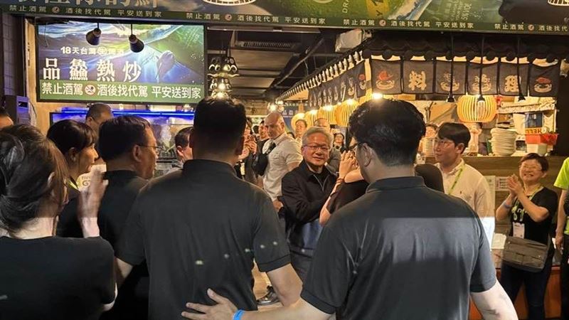 台灣新聞通訊社-黃仁勳親送美食引爭搶!他霸氣比「噓」控全場 下秒1舉融化女粉絲