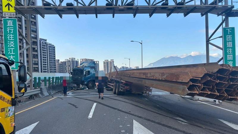 台灣新聞通訊社-台64聯結車爆胎折甘蔗撞爛！害交通癱瘓6小時　駕駛遭罰5.4萬公危函送
