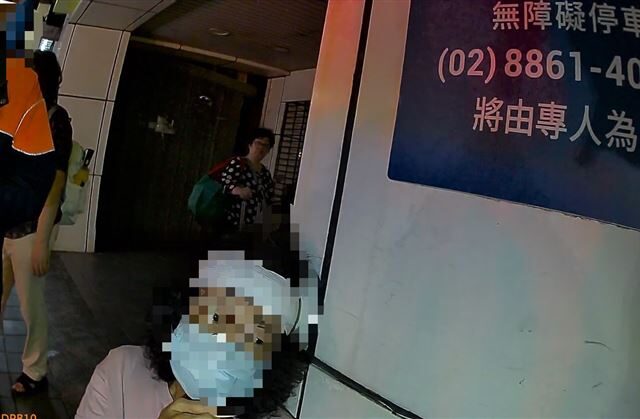 台灣新聞通訊社-北市婦好心提醒沒垃圾車！火爆翁竟失控「拿助行器狂砸」跌一團畫面曝