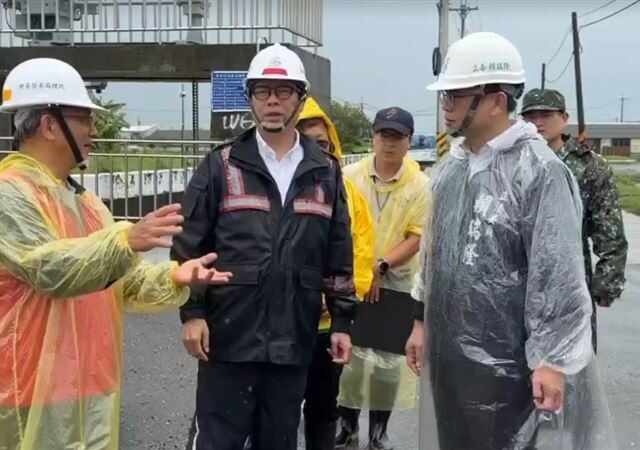 台灣新聞通訊社-市民不睡期盼「放豪雨假」高雄深夜宣布停止上班！陳其邁吐關鍵原因曝