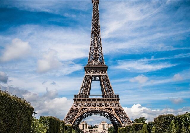 台灣新聞通訊社-熱浪下睡不著　法國人深夜公園納涼、裸蓋濕巾求入眠