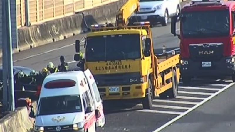 台灣新聞通訊社-快訊/國道離奇事故!轎車不明原因自撞護欄…30歲駕駛ohca命危送醫搶救