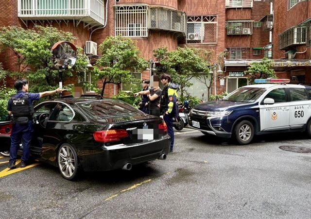 台灣新聞通訊社-汽車違停巷弄！員警攔查抓包毒品及槍枝　網調侃：想不到樓下這麼精彩