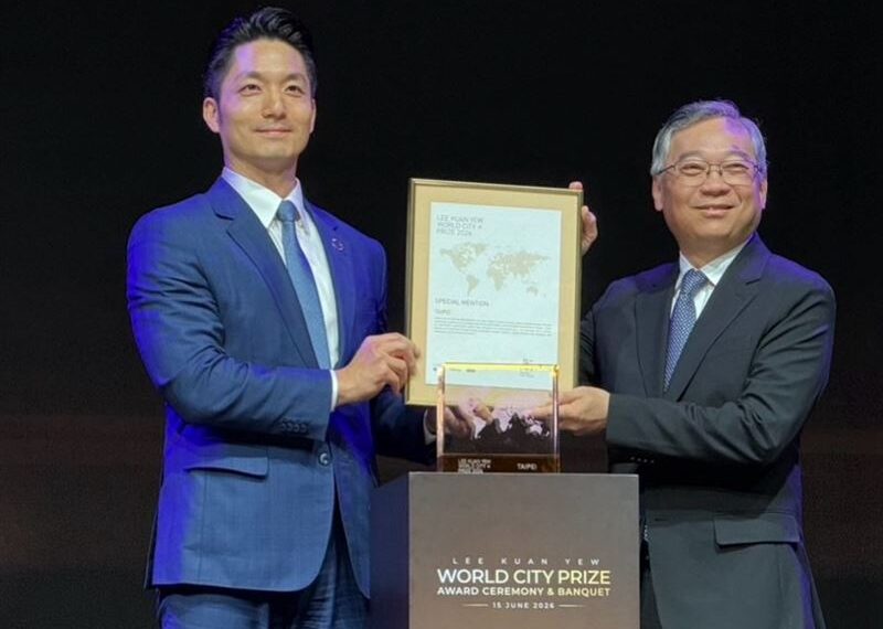 台灣新聞通訊社-蔣萬安被抓包「一個稿子講4次」!稱台北像火鍋 沈伯洋用剉冰KO