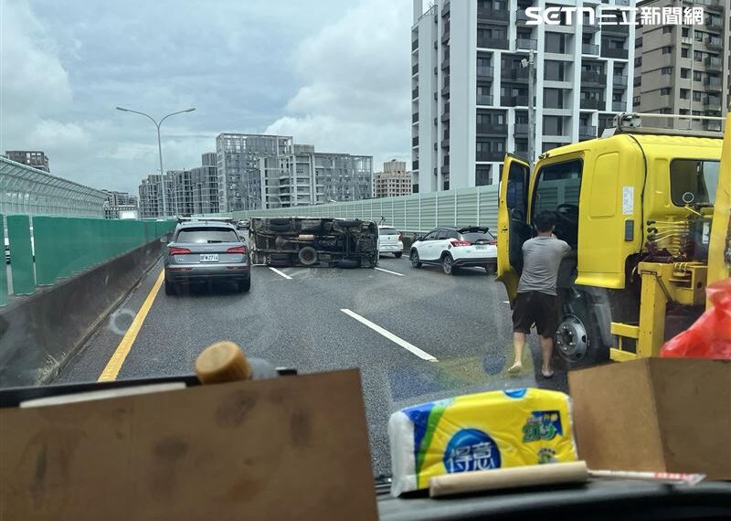 台灣新聞通訊社-快訊／天雨路滑？台74線驚傳小貨車翻覆 橫躺車道阻斷交通