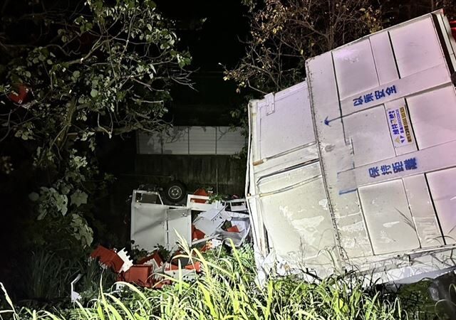台灣新聞通訊社-端午連假首日國道嚴重事故！2輛貨車碰撞「衝破護欄墜邊坡」1人送醫