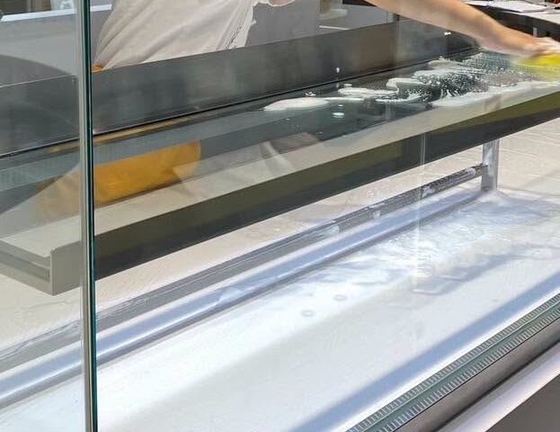台灣新聞通訊社-泡芙爺爺1店糖粉盒驚見「肥大蒼蠅」！官方再發聲：全額退費