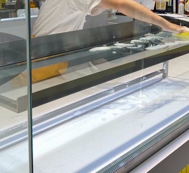 台灣新聞通訊社-泡芙爺爺1店糖粉盒驚見「肥大蒼蠅」!官方再發聲:全額退費