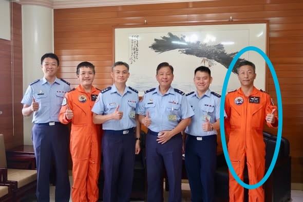 台灣新聞通訊社-T-34教練機失事!46歲飛官過俊男殉職 同窗悲嘆:多了一個每天思念的人