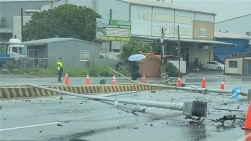 台灣新聞通訊社-天雨路滑又出事!雲林砂石車「煞車失靈」 打滑撞斷紅綠燈、路燈桿